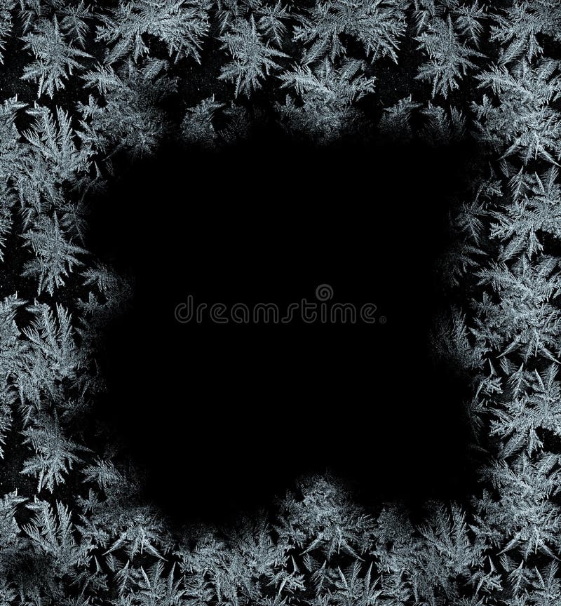 Frost auf die Glasgefrierwirkung. ein Rahmen aus einem frostigen Muster von Eiskristallen auf schwarzem Hintergrund.