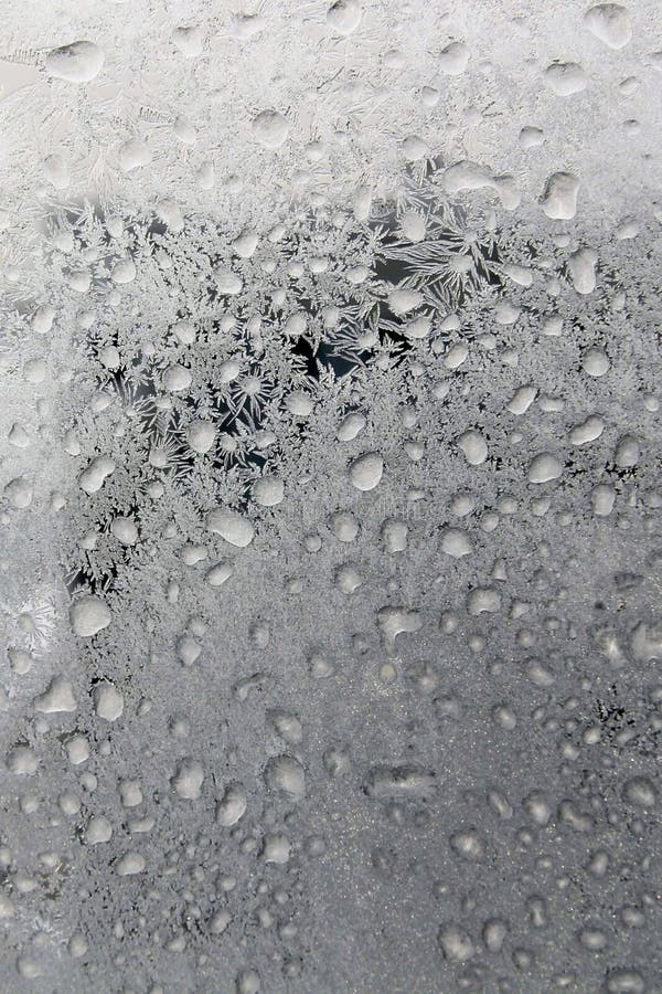 Frost no vidro da janela Gotas congeladas