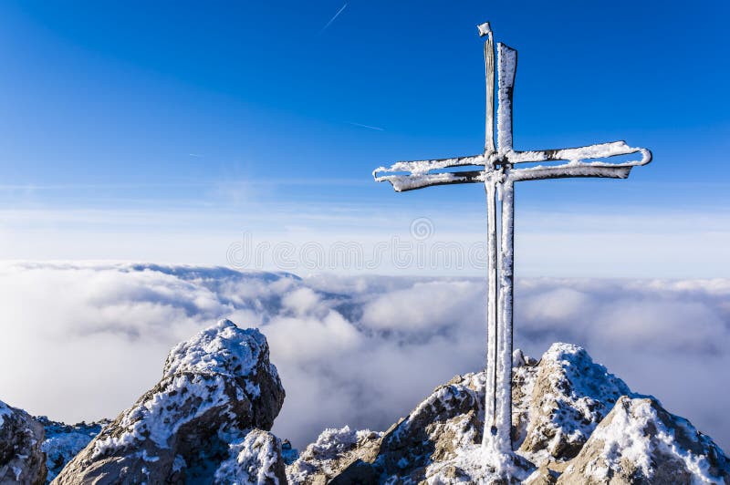 Ojíněný kříž na vrcholu hory Velký Rozsutec v Malé Fatře na Slovensku