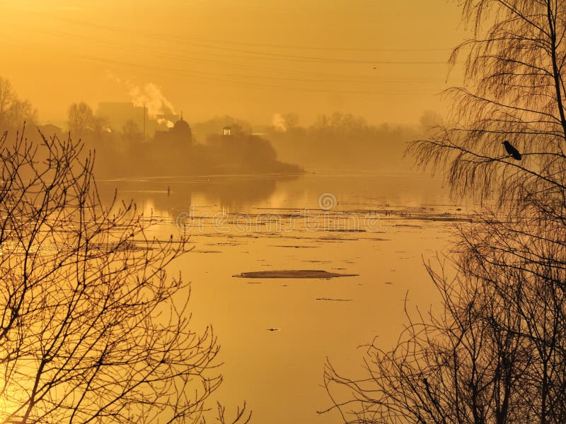 Frosty March-dageraad op de banken van de Neva-rivier royalty-vrije stock afbeeldingen Frosty March-dageraad op de banken van de Neva-rivier royalty-vrije stock afbeeldingen