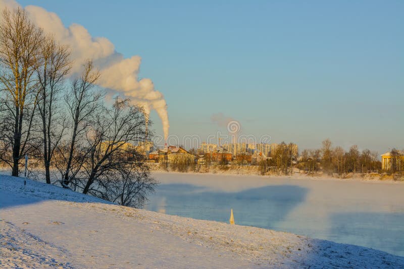 Frosty Sunny January dag på bankerna av den Neva floden royaltyfria bilder Frosty Sunny January dag på bankerna av den Neva floden royaltyfria bilder