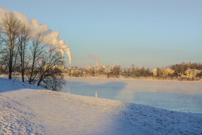 Frosty Sunny January dag på bankerna av den Neva floden royaltyfri fotografi Frosty Sunny January dag på bankerna av den Neva floden royaltyfri fotografi