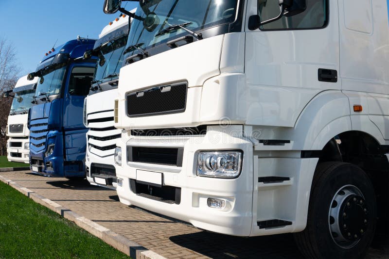 Diferentes Fazem Caminhões-caminhões Grandes Ficarem Na Fila No  Estacionamento Do Caminhão Marcado Com Linhas Foto de Stock - Imagem de  carregador, frota: 157625350