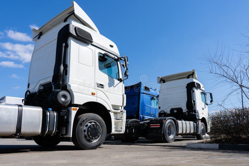 Diferentes Fazem Caminhões-caminhões Grandes Ficarem Na Fila No  Estacionamento Do Caminhão Marcado Com Linhas Foto de Stock - Imagem de  carregador, frota: 157625350