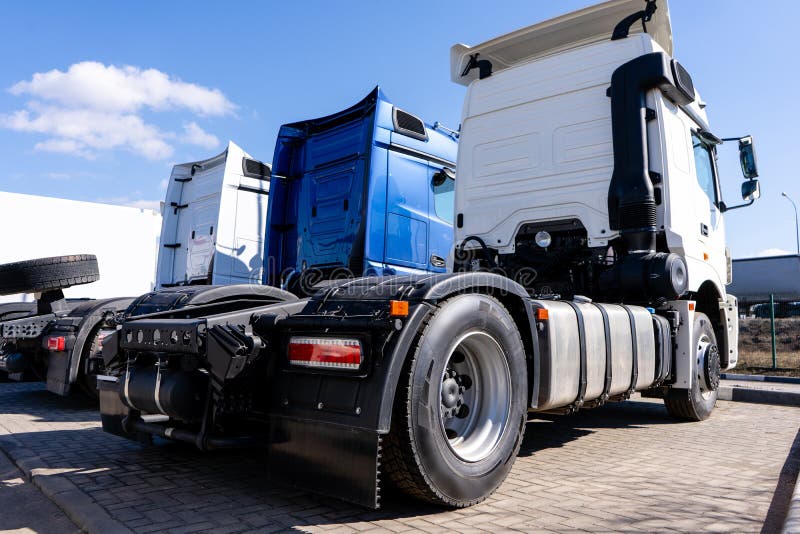 Diferentes Fazem Caminhões-caminhões Grandes Ficarem Na Fila No  Estacionamento Do Caminhão Marcado Com Linhas Foto de Stock - Imagem de  carregador, frota: 157625350