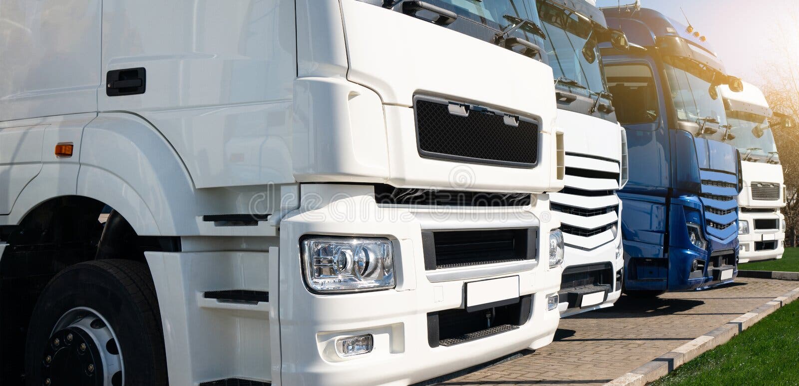 Diferentes Fazem Caminhões-caminhões Grandes Ficarem Na Fila No  Estacionamento Do Caminhão Marcado Com Linhas Foto de Stock - Imagem de  carregador, frota: 157625350