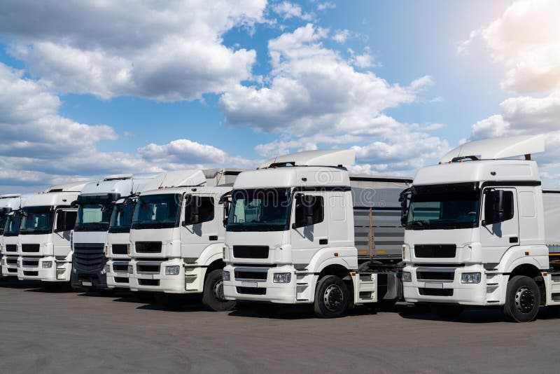 Diferentes Fazem Caminhões-caminhões Grandes Ficarem Na Fila No  Estacionamento Do Caminhão Marcado Com Linhas Foto de Stock - Imagem de  carregador, frota: 157625350