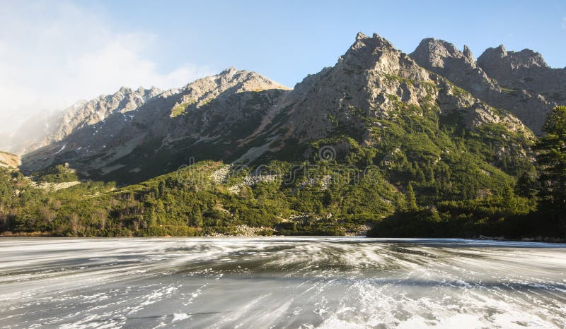 Zamrzlé jezero na Slovensku na podzim