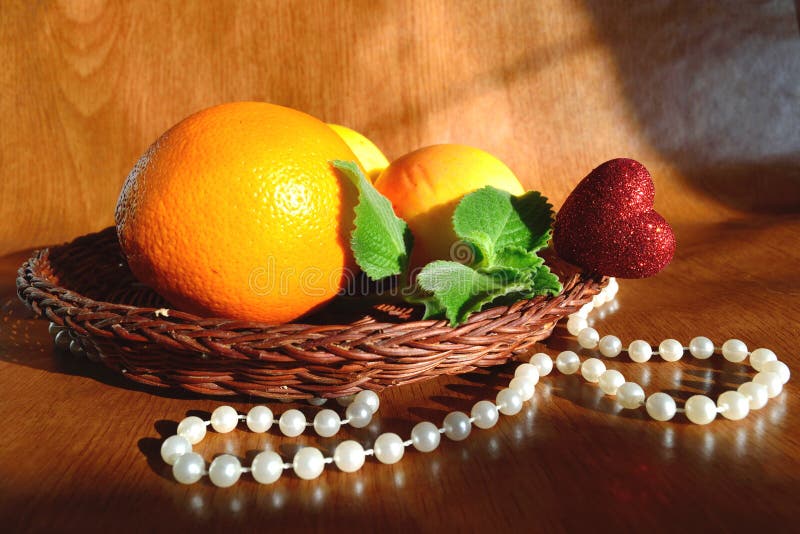 Frucht auf Flechtweide eine Platte lizenzfreie stockfotos Frucht auf Flechtweide eine Platte lizenzfreie stockfotos