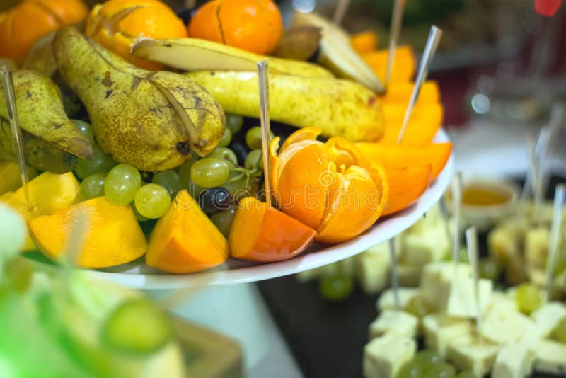 Frucht-Schneidmaschine für ein Bankett lizenzfreie stockbilder Frucht-Schneidmaschine für ein Bankett lizenzfreie stockbilder