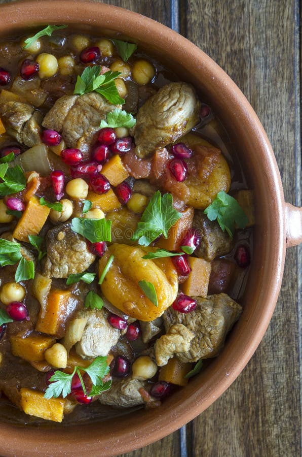 Lamm Tagine Mit Kuskus Und Kichererbsen Stockfoto - Bild von lamm ...