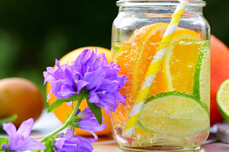 Fruchtlimonade im Glas stockbild. Bild von scheibe, kaffee - 77599203