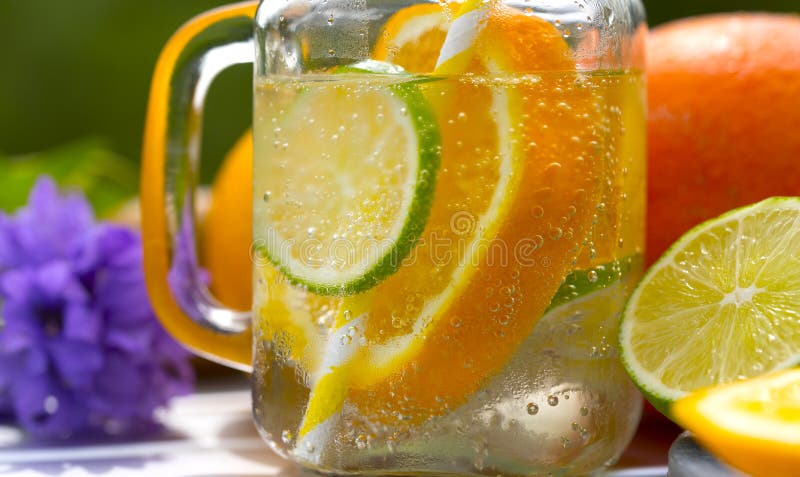 Fruchtlimonade im Glas stockbild. Bild von scheibe, kaffee - 77599203