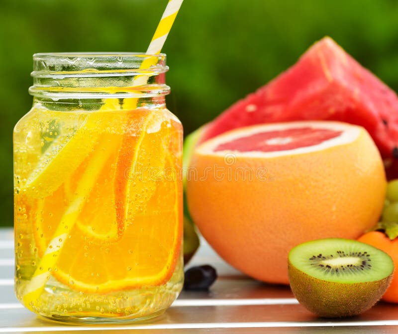 Fruchtlimonade im Glas stockbild. Bild von erfrischung - 77599203