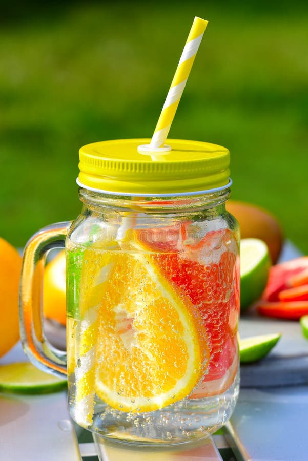 Fruchtlimonade im ja stockfoto. Bild von nahrung, hintergrund - 77597566