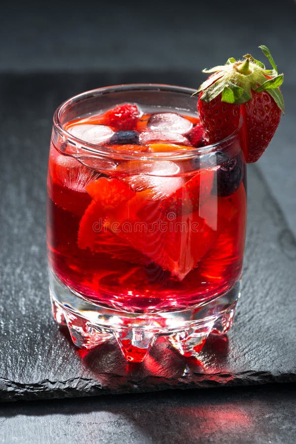 Fruchtlimonade Mit Eis in Einem Glas, Vertikal Stockfoto - Bild von ...