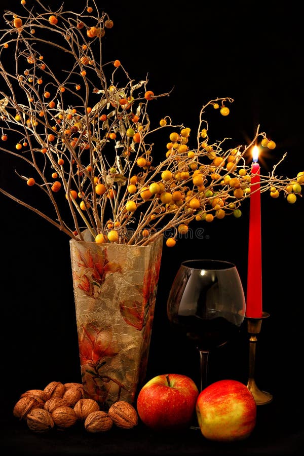 Fruchtmischung, Glas Wein, rote Kerze und Vase Blumen auf schwarzem Hintergrund stockfoto Fruchtmischung, Glas Wein, rote Kerze und Vase Blumen auf schwarzem Hintergrund stockfoto