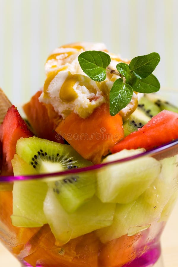 Fruchtsalat Mit Eiscreme, Kiwi, Erdbeere, Papaya Stockbild - Bild von ... Fruchtsalat Mit Eiscreme, Kiwi, Erdbeere, Papaya Stockbild - Bild von ...