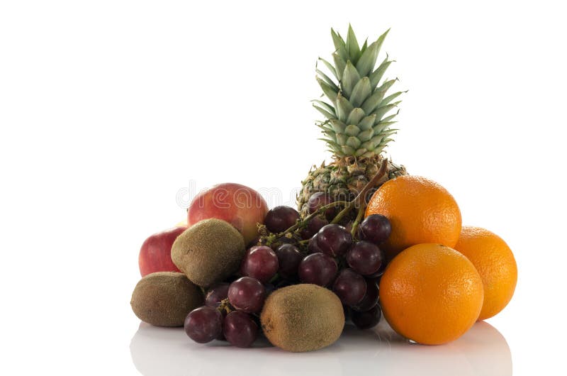 Fruit als druiven en kiwi van de sinaasappelenananas stock foto's Fruit als druiven en kiwi van de sinaasappelenananas stock foto's