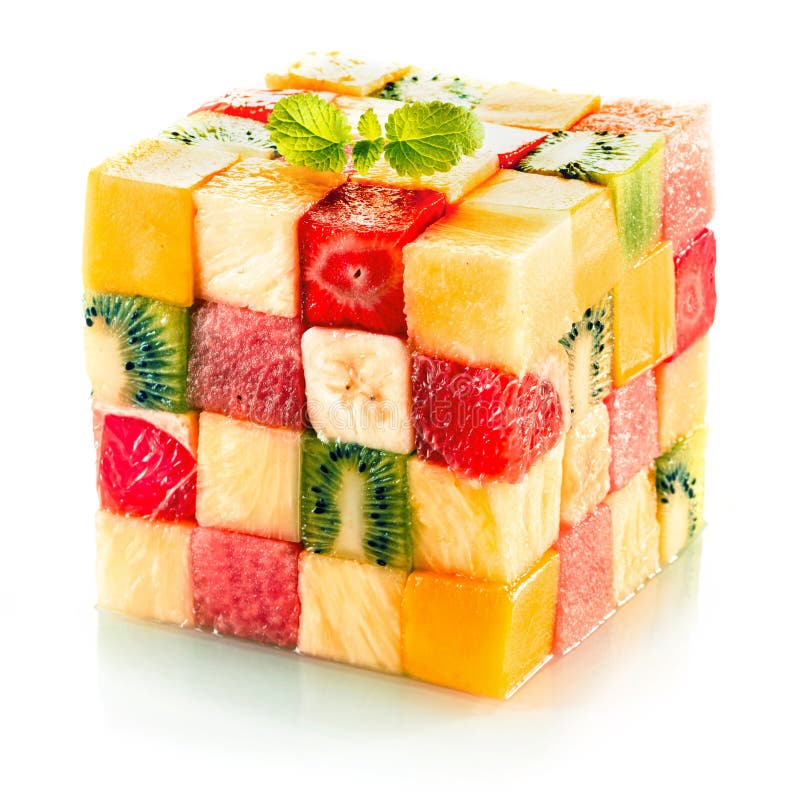 Ovocné kocky vytvorená z malých štvorcov z rôznych druhov tropického ovocia v farebné usporiadanie, vrátane kivi, jahody, pomaranč, banán a ananás na bielom pozadí.
