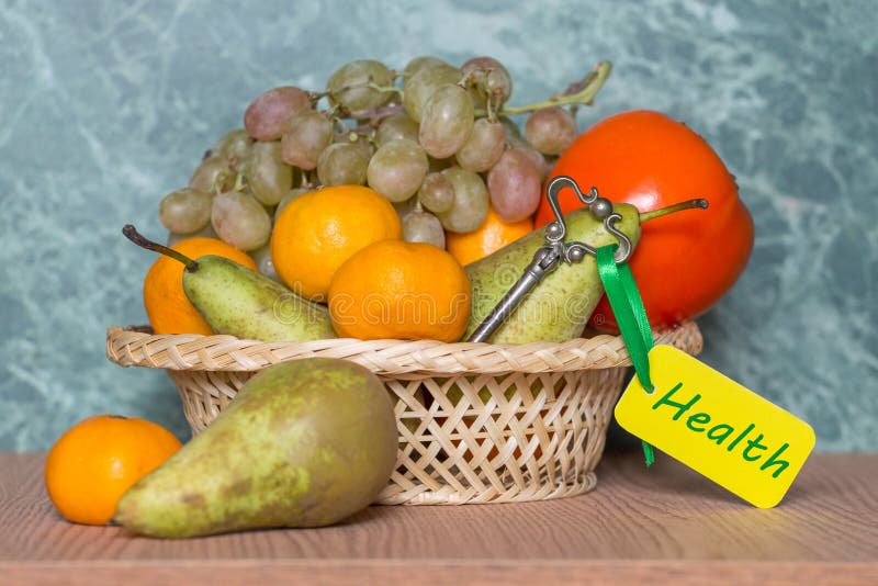 Fruit différent et clé au concept de santé photographie stock Fruit différent et clé au concept de santé photographie stock