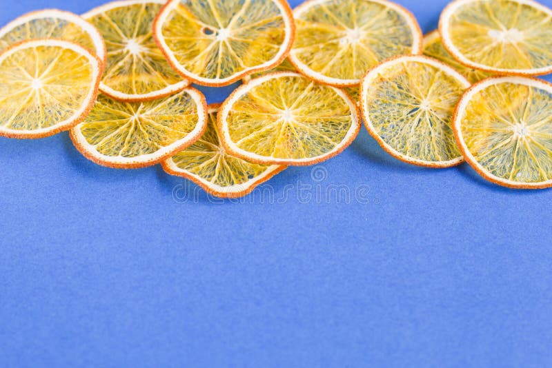 Fruit eigengemaakte organische oranje spaanders als achtergrond royalty-vrije stock afbeeldingen