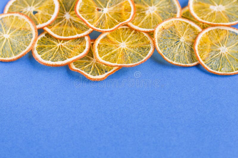 Fruit eigengemaakte organische oranje spaanders als achtergrond stock afbeelding