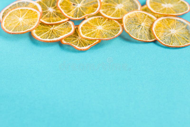 Fruit eigengemaakte organische oranje spaanders als achtergrond royalty-vrije stock afbeelding