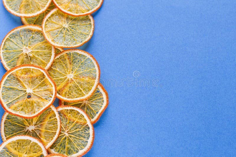 Fruit eigengemaakte organische oranje spaanders als achtergrond royalty-vrije stock afbeeldingen