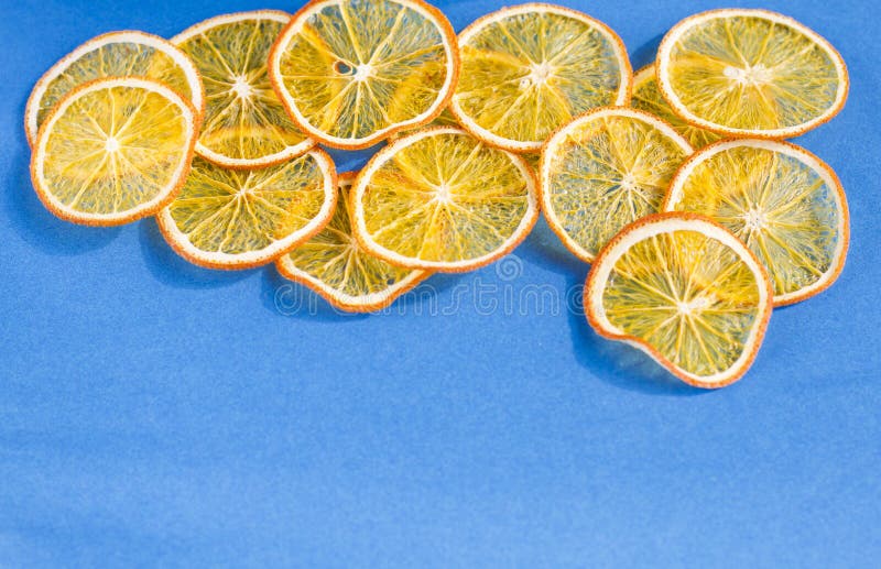 Fruit eigengemaakte organische oranje spaanders als achtergrond stock foto