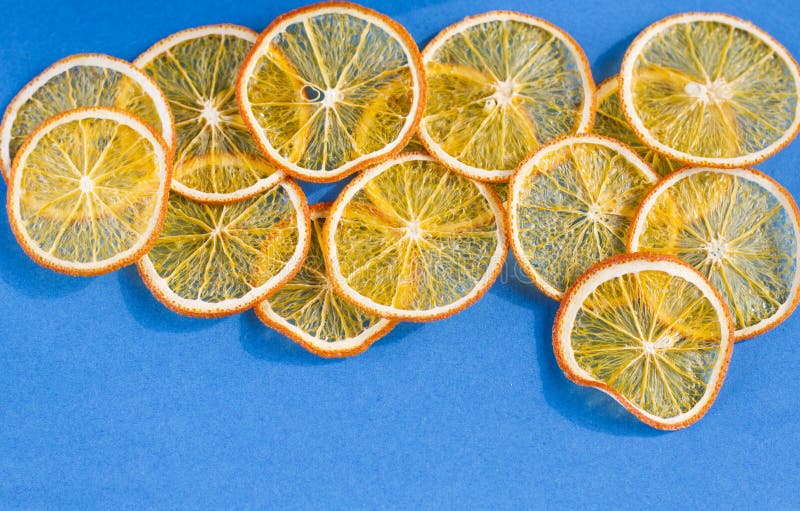 Fruit eigengemaakte organische oranje spaanders als achtergrond royalty-vrije stock foto