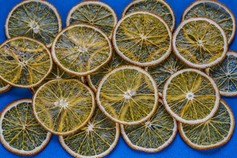 Fruit eigengemaakte organische oranje spaanders als achtergrond stock foto's