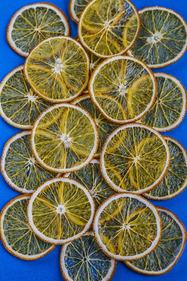 Fruit eigengemaakte organische oranje spaanders als achtergrond stock afbeeldingen