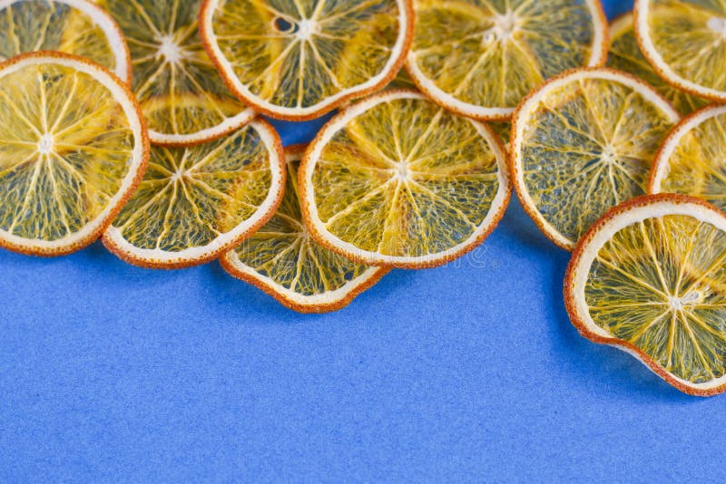 Fruit eigengemaakte organische oranje spaanders als achtergrond royalty-vrije stock foto's