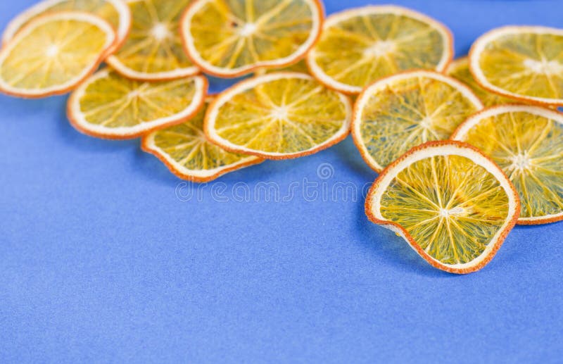 Fruit eigengemaakte organische oranje spaanders als achtergrond stock afbeelding