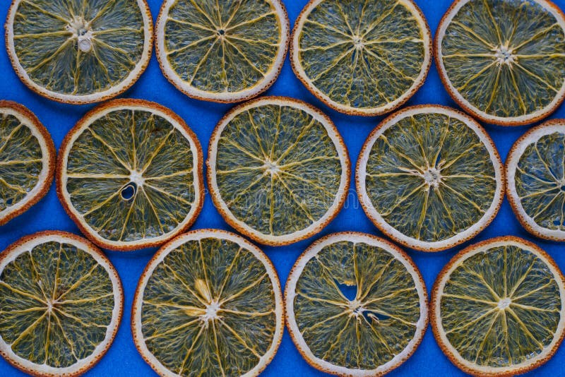 Fruit eigengemaakte organische oranje spaanders als achtergrond stock fotografie