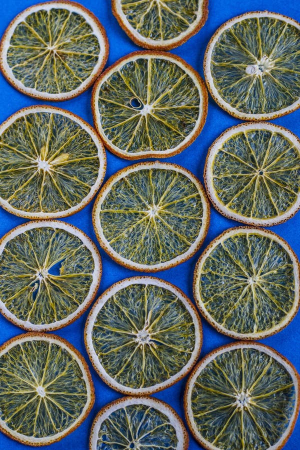 Fruit eigengemaakte organische oranje spaanders als achtergrond royalty-vrije stock afbeeldingen