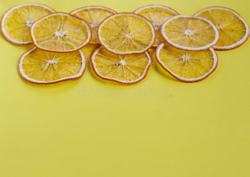 Fruit eigengemaakte organische oranje spaanders als achtergrond royalty-vrije stock foto's