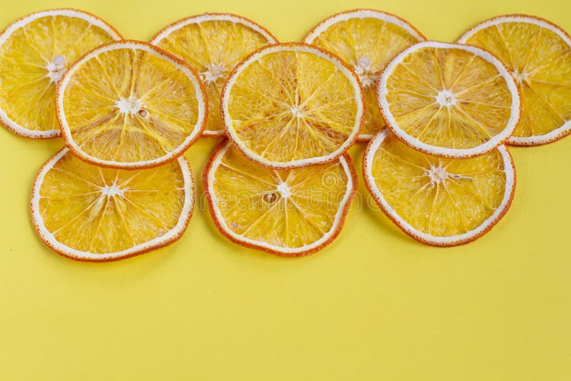 Fruit eigengemaakte organische oranje spaanders als achtergrond royalty-vrije stock foto's