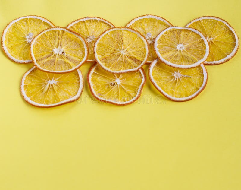 Fruit eigengemaakte organische oranje spaanders als achtergrond stock afbeeldingen