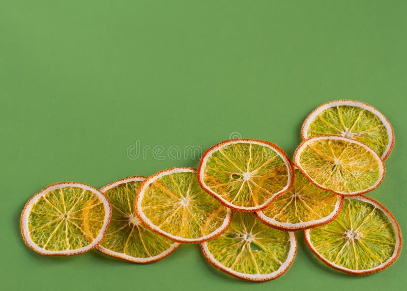 Fruit eigengemaakte organische oranje spaanders als achtergrond stock afbeelding