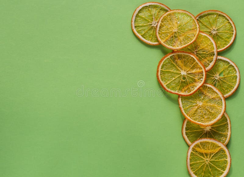 Fruit eigengemaakte organische oranje spaanders als achtergrond royalty-vrije stock afbeeldingen