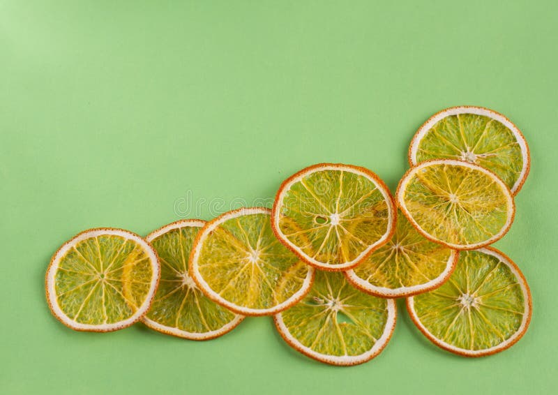 Fruit eigengemaakte organische oranje spaanders als achtergrond royalty-vrije stock afbeeldingen