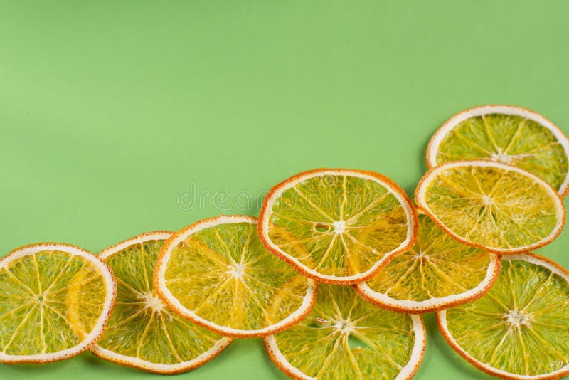 Fruit eigengemaakte organische oranje spaanders als achtergrond stock afbeeldingen