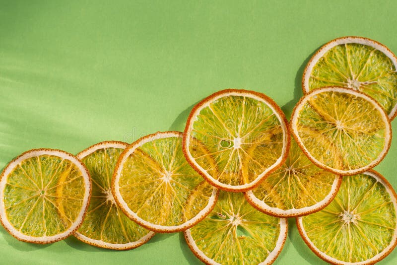 Fruit eigengemaakte organische oranje spaanders als achtergrond stock fotografie