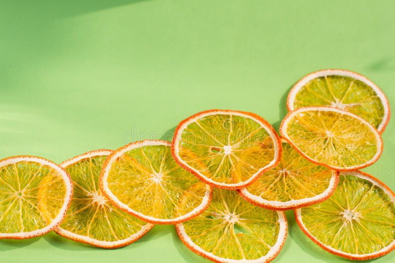 Fruit eigengemaakte organische oranje spaanders als achtergrond royalty-vrije stock foto's