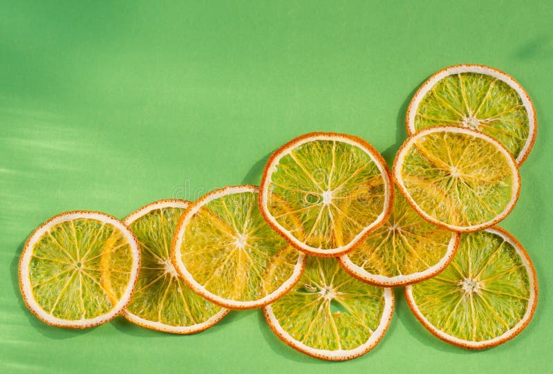 Fruit eigengemaakte organische oranje spaanders als achtergrond stock afbeeldingen