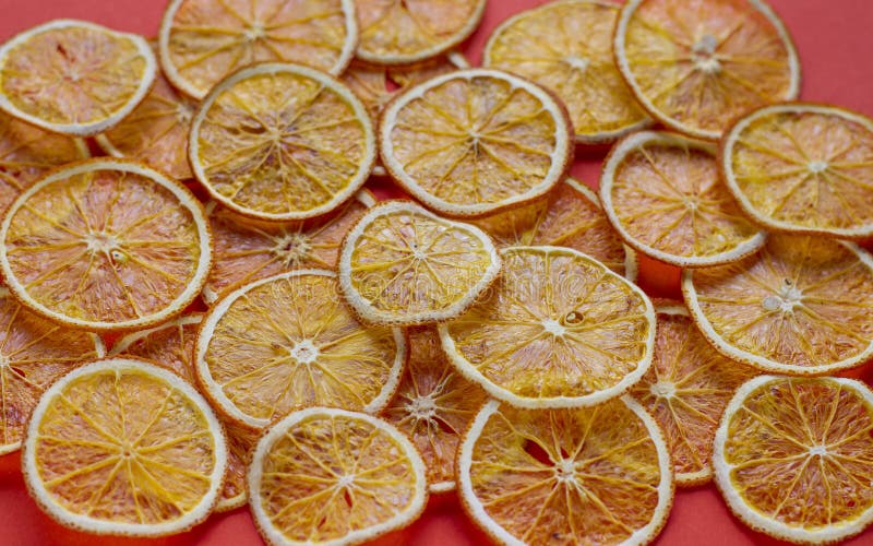 Fruit eigengemaakte organische oranje spaanders als achtergrond stock afbeelding