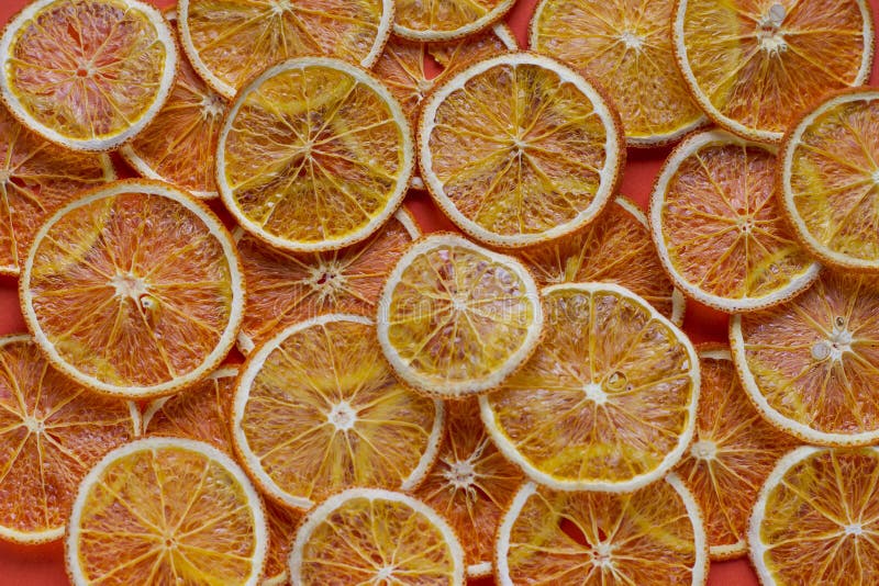 Fruit eigengemaakte organische oranje spaanders als achtergrond stock fotografie