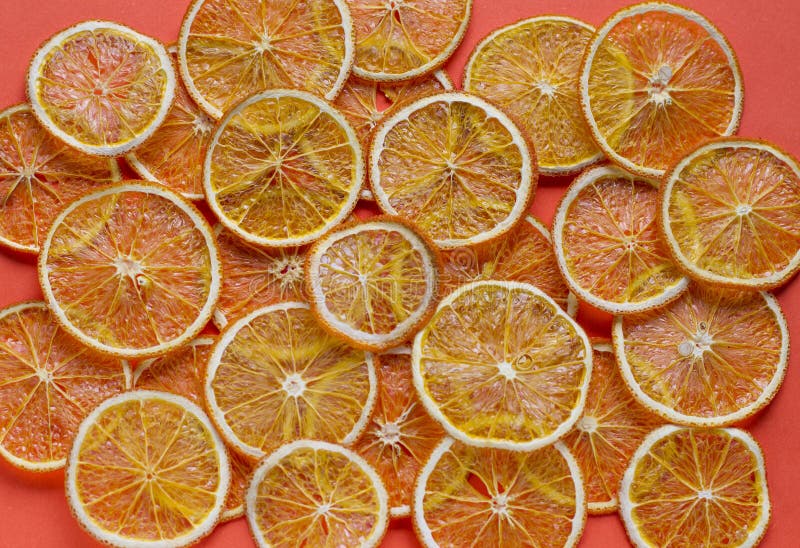 Fruit eigengemaakte organische oranje spaanders als achtergrond stock fotografie